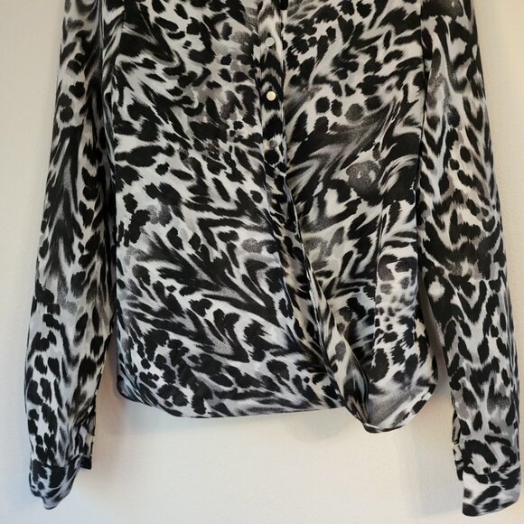 Rampage Animal Print Blouse Women M Double Wrap Top Tab Sleeve Classic Chic - Picture 6 of 16